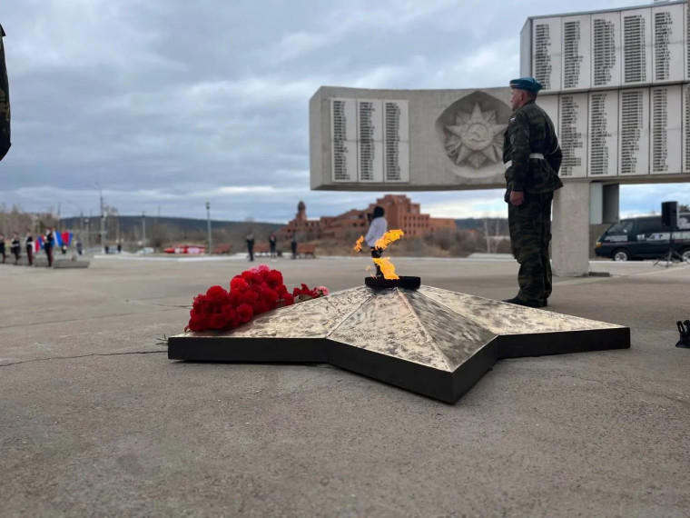 Правила поведения у Мемориала: расскажите детям о правилах поведения возле Вечного огня.